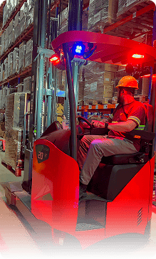 Empilhadeira movimentando pallet em armazém logístico