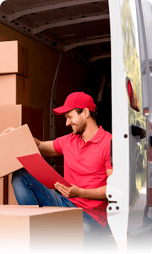 Profissional analisando produtos para envio